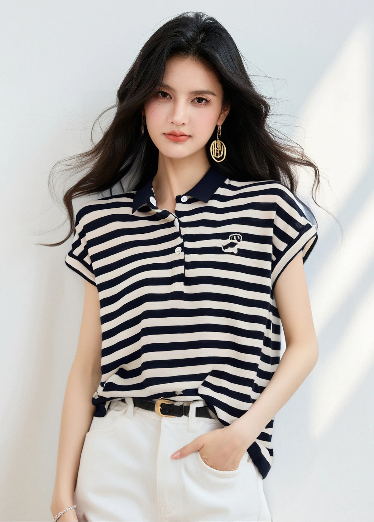 Summer Knitted T-shirt 2025 New Loose Short-sleeved Sweater Design Sense Niche Striped T-shirt Women Casual Versatile Tops
Summer Knitted T-shirt 2025 New Loose Short-sleeved Sweater Design Sense Niche Striped T-shirt Women Casual Versatile Tops