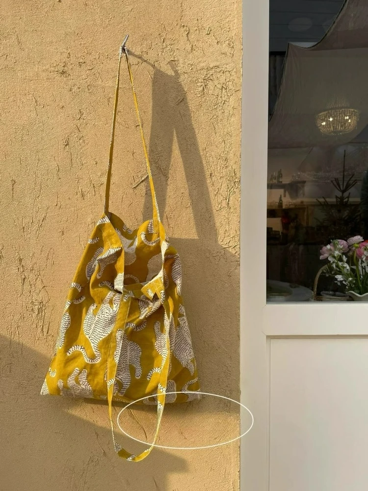 Printed and Dyed Korean Niche Artistic Style Versatile Single Shoulder Tote Bags Shopping Bag
Printed and Dyed Korean Niche Artistic Style Versatile Single Shoulder Tote Bags Shopping Bag