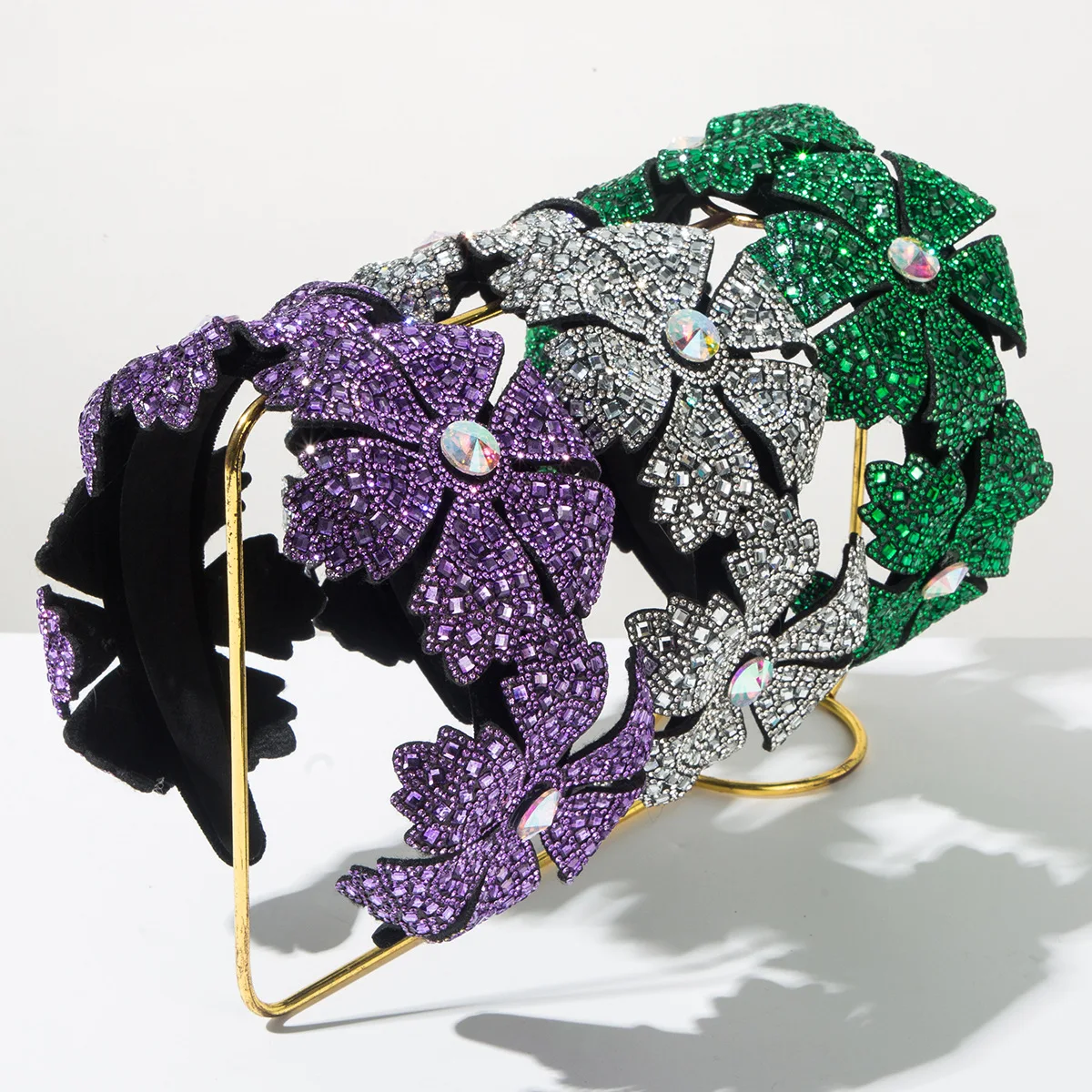 Креативная новинка: винтажная повязка на голову в стиле барокко с широкими полями и четырьмя цветами, инкрустированными бриллиантами – роскошный и элегантный аксессуар для волос
Креативная новинка: винтажная повязка на голову в стиле барокко с широкими полями и четырьмя цветами, инкрустированными бриллиантами – роскошный и элегантный аксессуар для волос