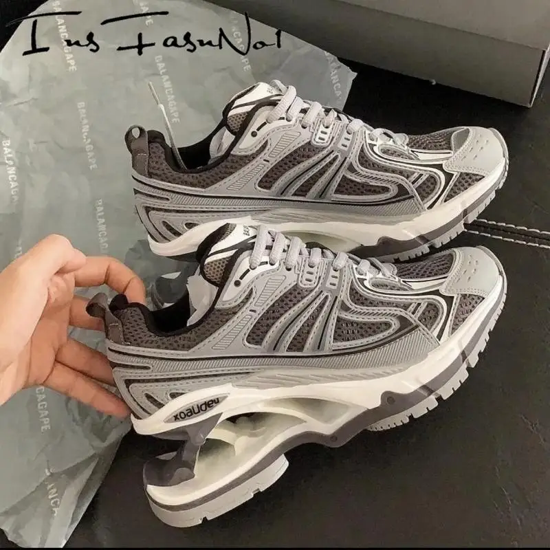 Дизайнерские женские кроссовки на странном каблуке, модные универсальные роскошные повседневные кроссовки для подиума, женская спортивная обувь на высоком каблуке, разноцветные
Дизайнерские женские кроссовки на странном каблуке, модные универсальные роскошные повседневные кроссовки для подиума, женская спортивная обувь на высоком каблуке, разноцветные