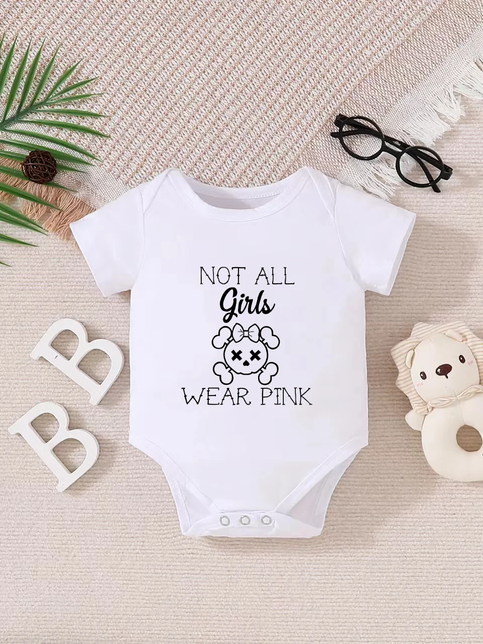 Baby short-sleeved triangle bodysuit, fun letter print, button design, easy to care for, suitable for new parents.
Baby short-sleeved triangle bodysuit, fun letter print, button design, easy to care for, suitable for new parents.