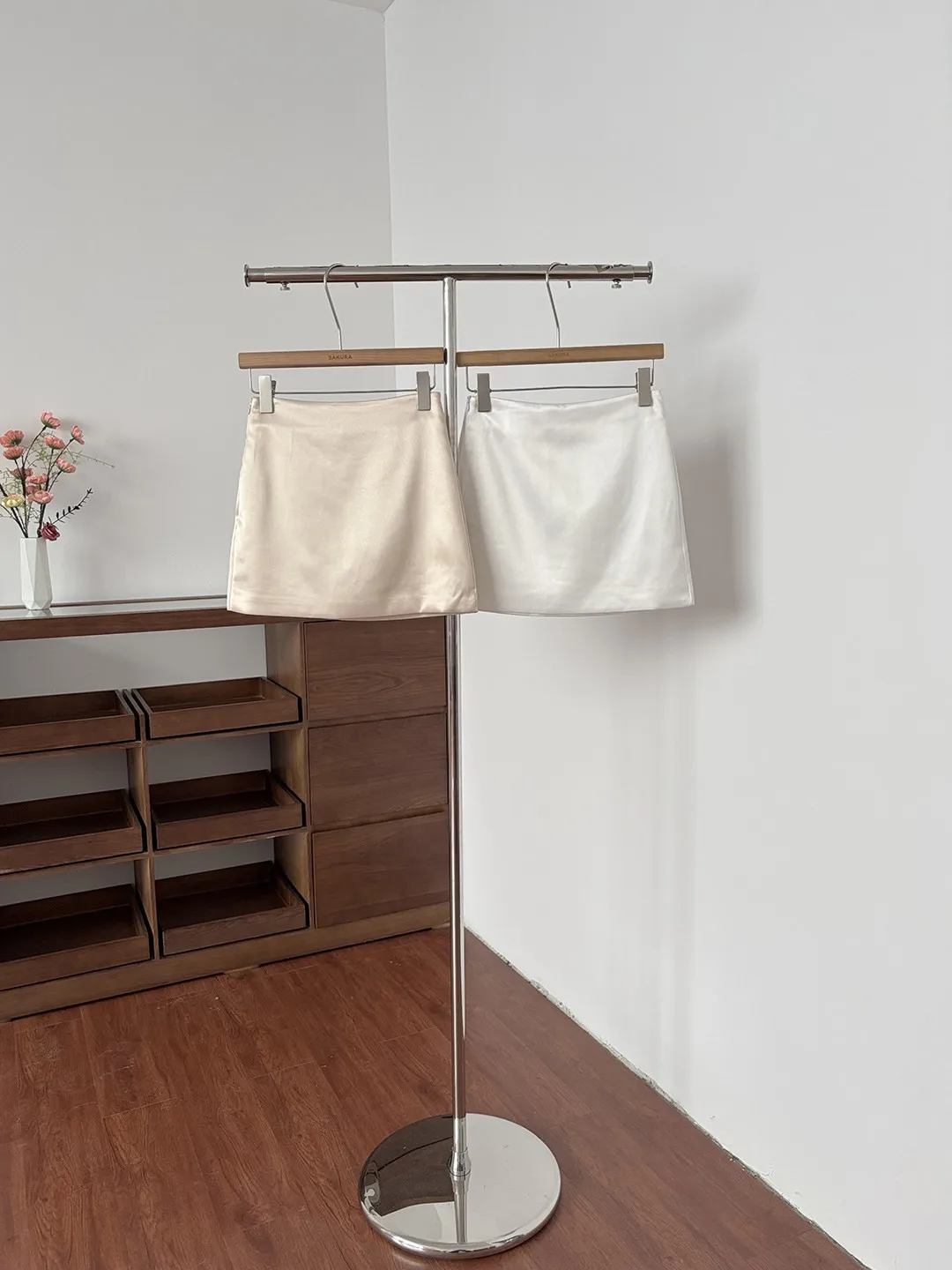 Spring 2026 High Waist A-Line Skirt Women's Commute Versatile Slimming Silk Blend Skirt for Young Women 18-24 Years Old
Spring 2026 High Waist A-Line Skirt Women's Commute Versatile Slimming Silk Blend Skirt for Young Women 18-24 Years Old