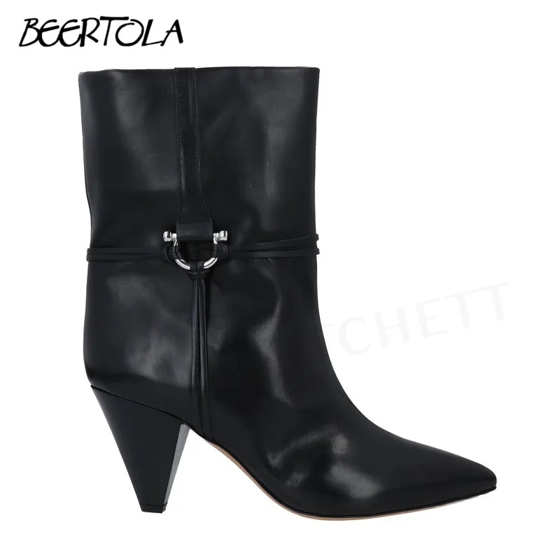 Black Tapered Heel Pointed Boots Ring Sleeve Fashion Short Boots Casual Leather Large Size Personality Women's Short Boots
Black Tapered Heel Pointed Boots Ring Sleeve Fashion Short Boots Casual Leather Large Size Personality Women's Short Boots