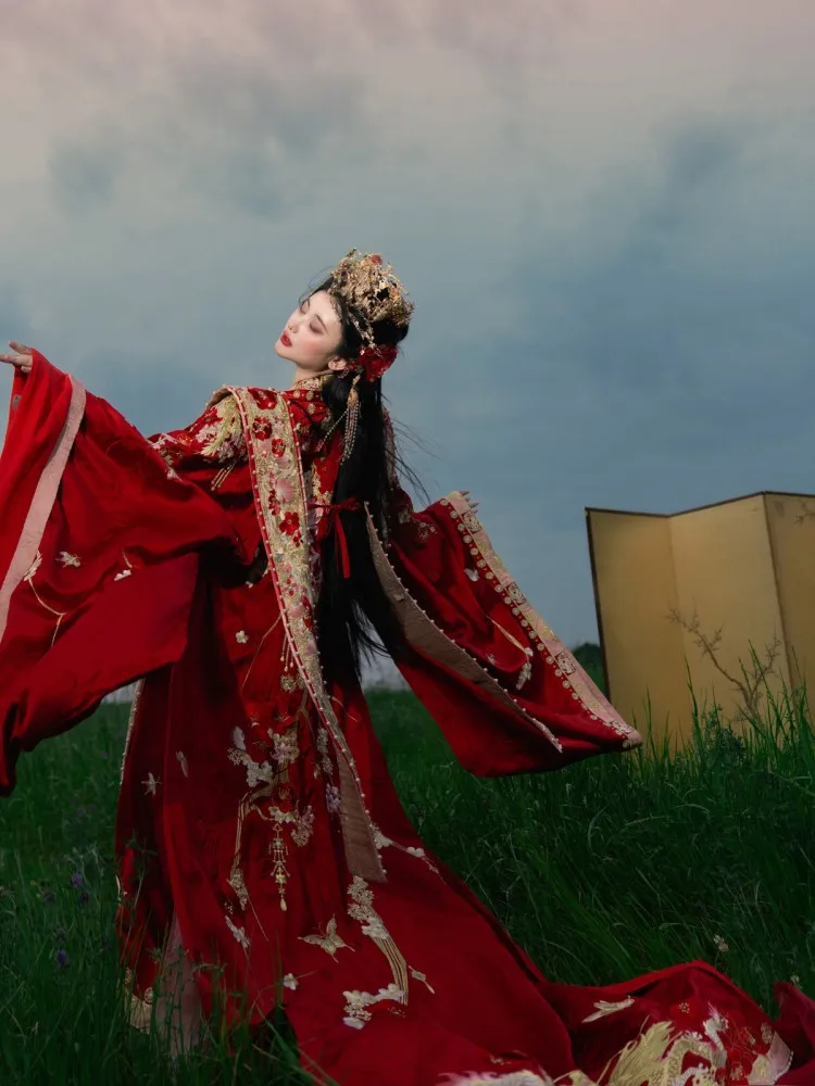 Hanfu wedding dress traditional attire golden phoenix flower brocade heavy embroidery Chinese women's set
Hanfu wedding dress traditional attire golden phoenix flower brocade heavy embroidery Chinese women's set