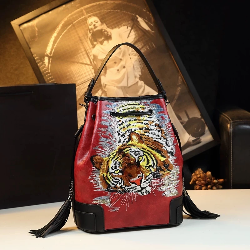 Tiger Head Embroidery Leather Shoulder Bag Traditional Chinese Style Large Capacity Bucket Bag Versatile and Casual Handbag
Tiger Head Embroidery Leather Shoulder Bag Traditional Chinese Style Large Capacity Bucket Bag Versatile and Casual Handbag