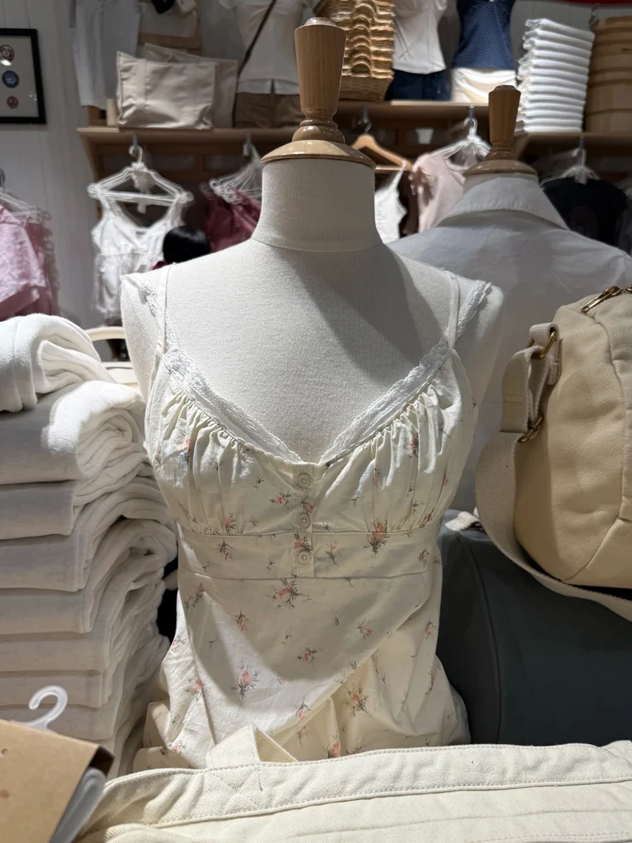 New Pink Floral Print Camisole Women Three Buttons Lace Trim V Neck Bandage Thin Sleeveless Vest Summer Sweet Casual Tank Tops
New Pink Floral Print Camisole Women Three Buttons Lace Trim V Neck Bandage Thin Sleeveless Vest Summer Sweet Casual Tank Tops