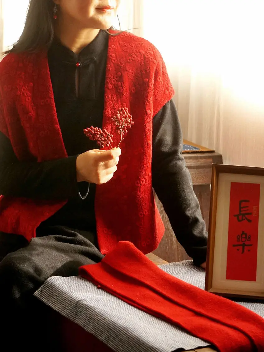 Red And Blue Embroidered Linen Hanfu Style Women's Vest Cotton Liner Short Coat V-Neck Winter Fashion Casual Wear
Red And Blue Embroidered Linen Hanfu Style Women's Vest Cotton Liner Short Coat V-Neck Winter Fashion Casual Wear