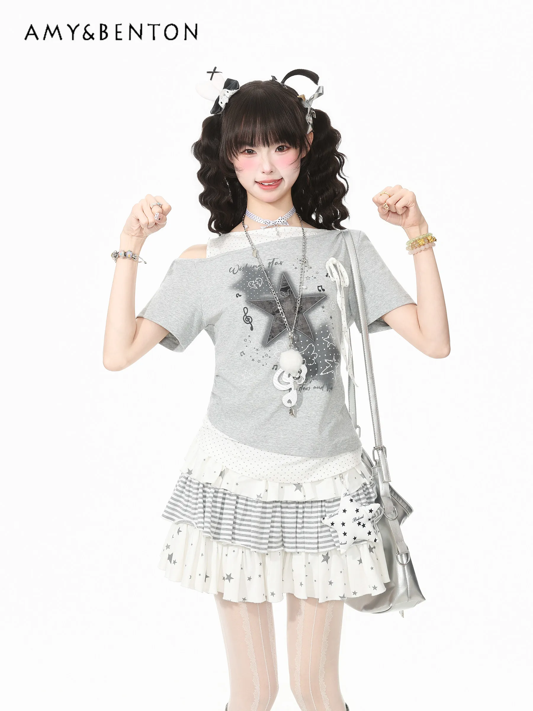 2026 Summer Women Fake Two Piece Star Letter Print Off Shoulder Short Sleeve T-Shirt Gray White Y2K Slim Short Streetwear
2026 Summer Women Fake Two Piece Star Letter Print Off Shoulder Short Sleeve T-Shirt Gray White Y2K Slim Short Streetwear