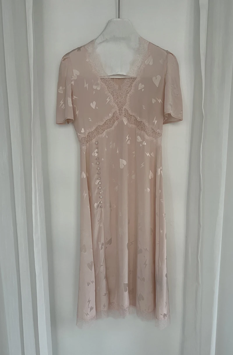 RQAngel's new love silk satin chain pattern jacquard skirt with a zipper back and a V-neck smocked shoulders slim fit
RQAngel's new love silk satin chain pattern jacquard skirt with a zipper back and a V-neck smocked shoulders slim fit