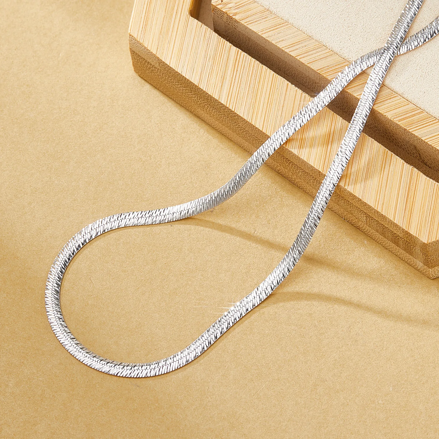 S925 Silver Sparkle Двухцветная двусторонняя тканевая модная универсальная цепочка с лезвием
S925 Silver Sparkle Двухцветная двусторонняя тканевая модная универсальная цепочка с лезвием