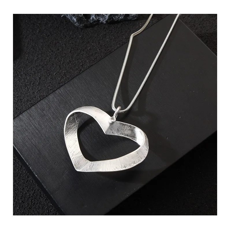 Special for New Necklaces, Retro Long Peach Heart Pendant, Metal Women's Sweater Chain.
Special for New Necklaces, Retro Long Peach Heart Pendant, Metal Women's Sweater Chain.