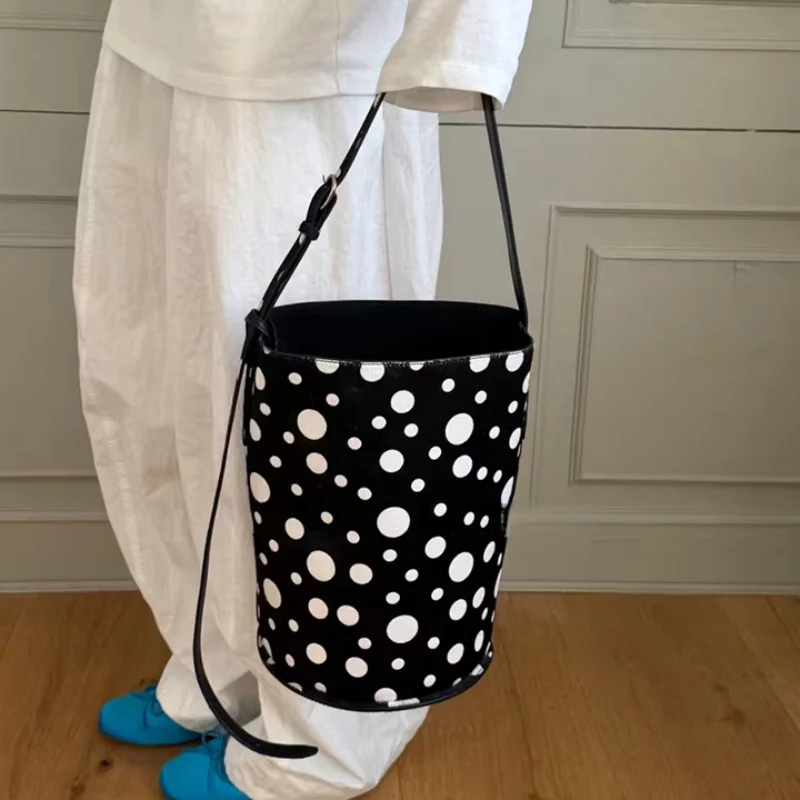 Luxury Retro Genuine Leather Bucket Bag Niche Design Horsehair Polka Dot Shoulder Bag Women's Large Capacity Casual Handbag
Luxury Retro Genuine Leather Bucket Bag Niche Design Horsehair Polka Dot Shoulder Bag Women's Large Capacity Casual Handbag