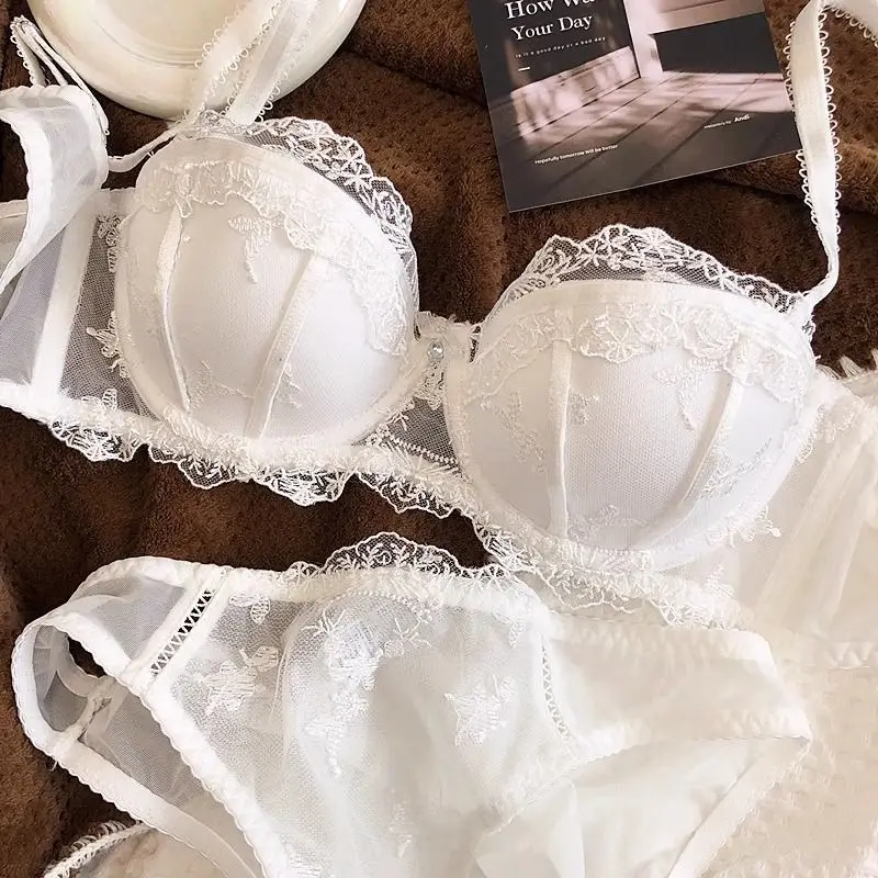 Комплект из двух предметов кружевного нижнего белья с французской вышивкой. Легкий, дышащий, мягкий бюстгальтер на косточках с легкой поддержкой для меньших грудей.
Комплект из двух предметов кружевного нижнего белья с французской вышивкой. Легкий, дышащий, мягкий бюстгальтер на косточках с легкой поддержкой для меньших грудей.