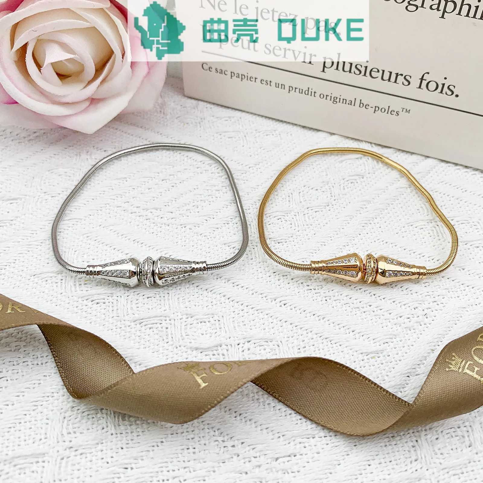 Fashionable versatile snake bone bracelet for women with diamond inlay 18k gold plating, and luxurious
Fashionable versatile snake bone bracelet for women with diamond inlay 18k gold plating, and luxurious