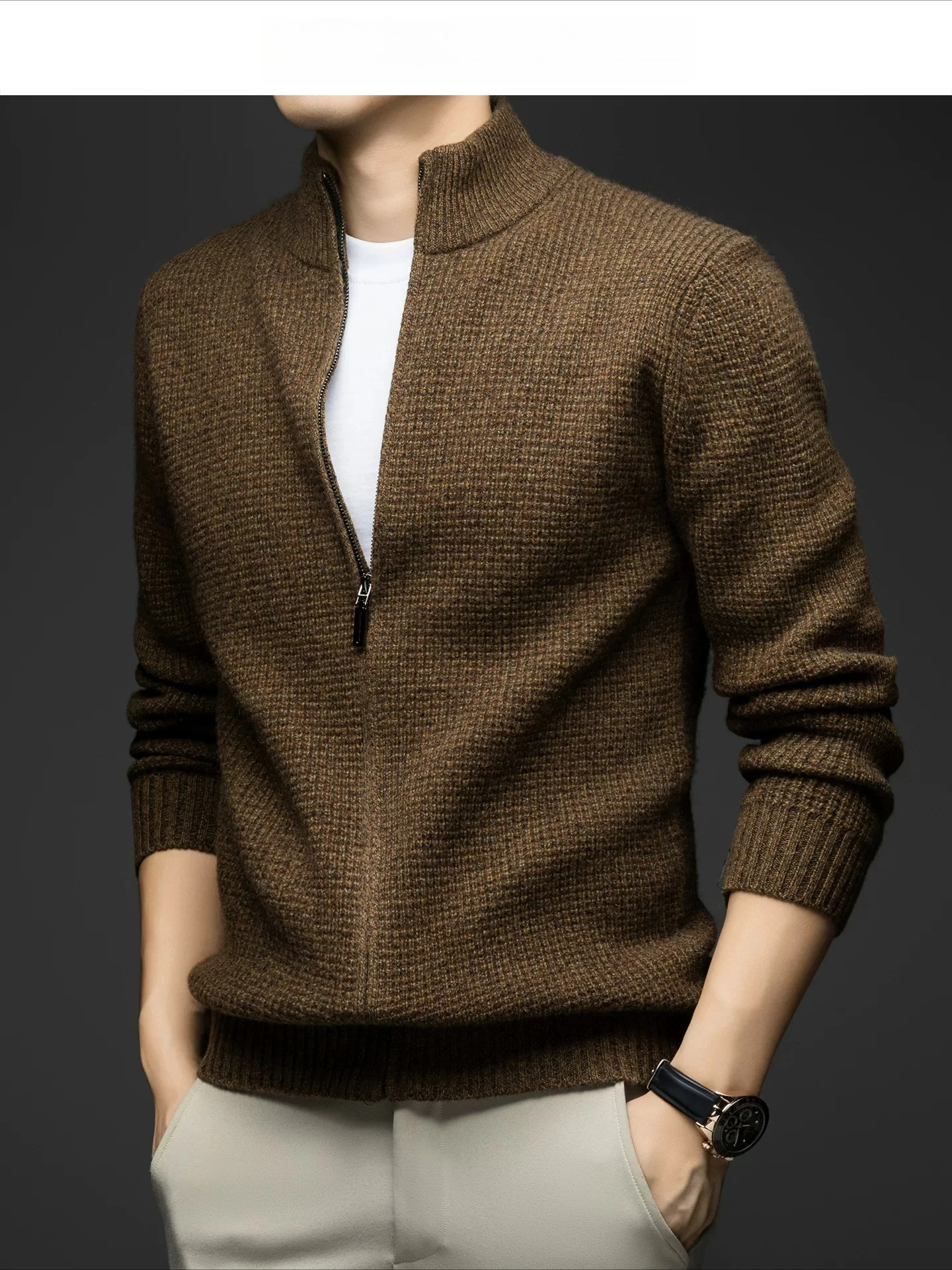 Old Qian Feng pure sweater men's thick cashmere sweater winter collar clip color leisure knitted cardigan coat.
Old Qian Feng pure sweater men's thick cashmere sweater winter collar clip color leisure knitted cardigan coat.