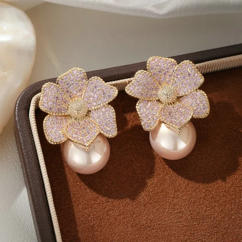 Женские серьги Bilincolor с розовым цветком и белым синтетическим жемчугом
Женские серьги Bilincolor с розовым цветком и белым синтетическим жемчугом