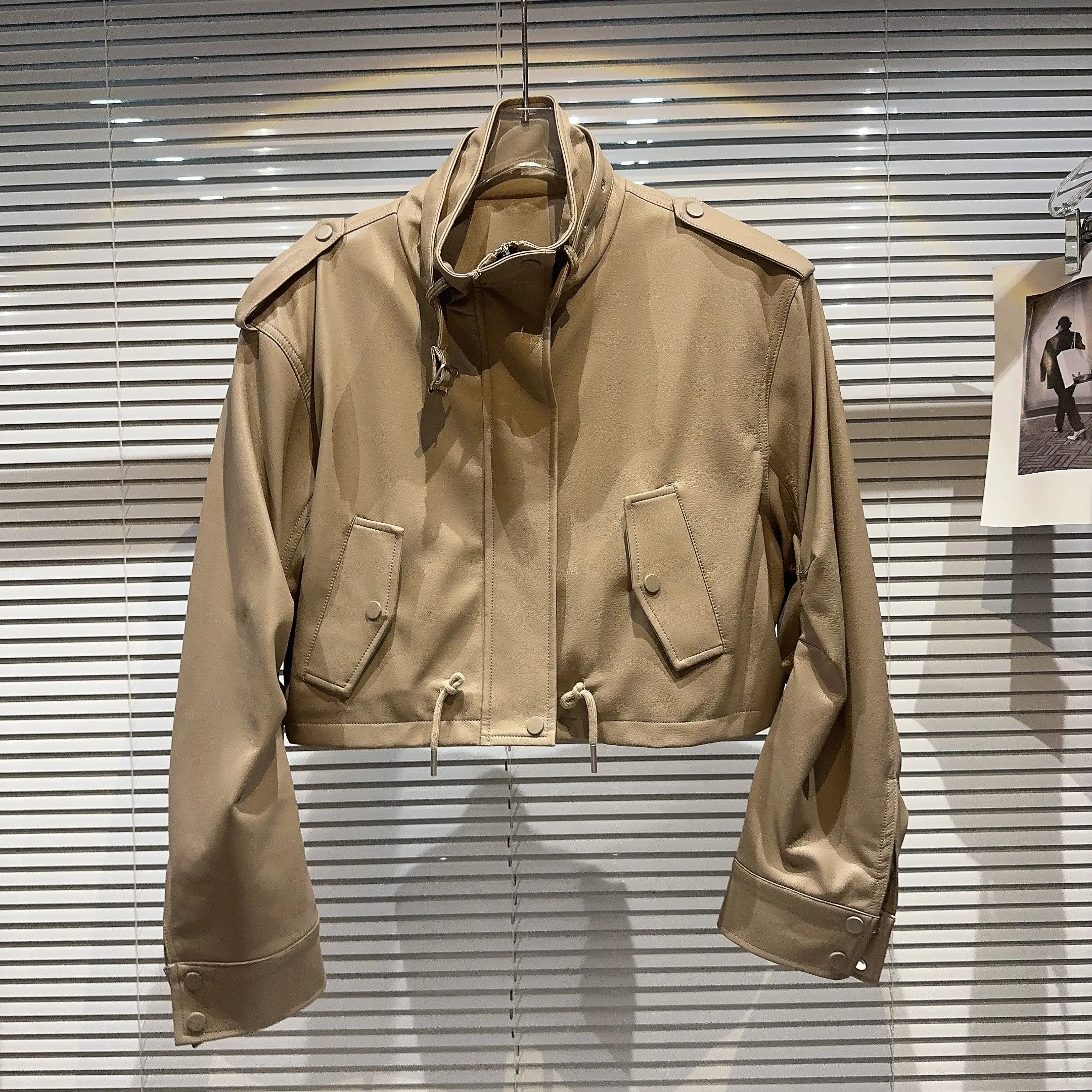 Spring 2026 Street Style PU Leather Jacket Sexy Girl Collar Zipper Long Sleeve Straight Tube Type Youth Fashion Trendy Coat
Spring 2026 Street Style PU Leather Jacket Sexy Girl Collar Zipper Long Sleeve Straight Tube Type Youth Fashion Trendy Coat