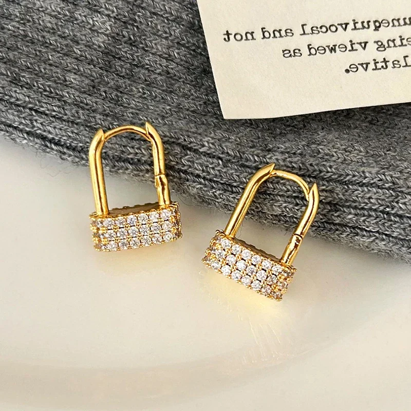 Real 925 Sterling Silver 18K Gold Zircon Lock Hoop Earrings for Women Trendy Geometric Fine Jewelry Minimalist Accessories
Real 925 Sterling Silver 18K Gold Zircon Lock Hoop Earrings for Women Trendy Geometric Fine Jewelry Minimalist Accessories