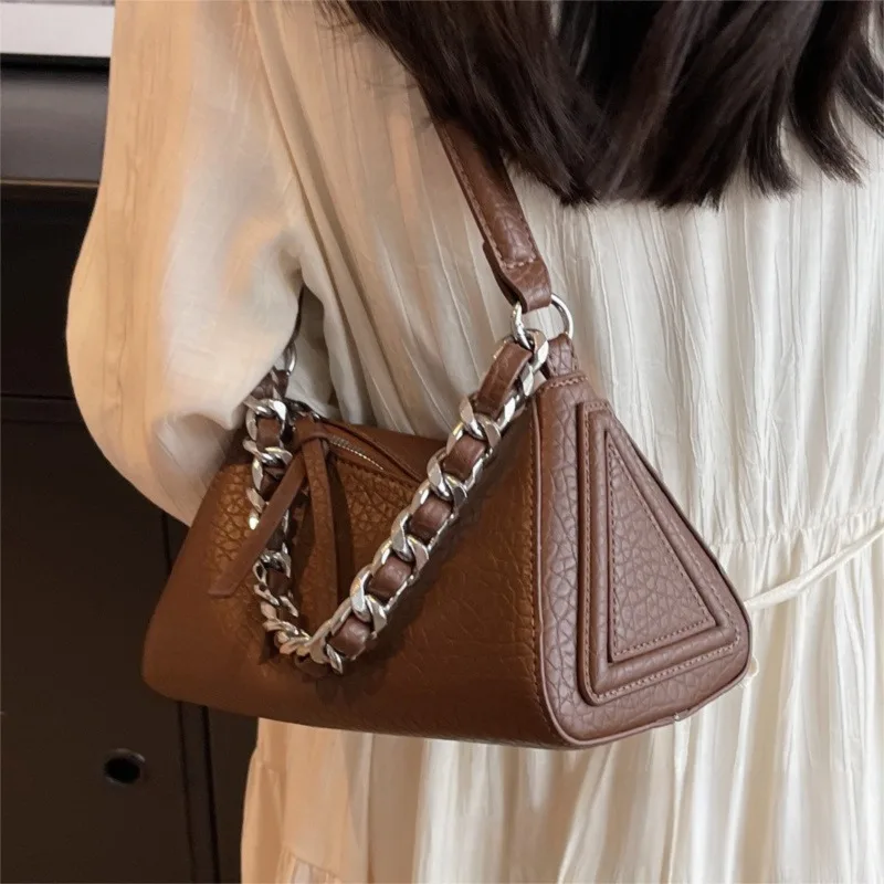 Korean INS Niche Design Triangle Pillow For Women 2025 New Chain Shoulder Underarm Versatile Crossbody Bag
Korean INS Niche Design Triangle Pillow For Women 2025 New Chain Shoulder Underarm Versatile Crossbody Bag