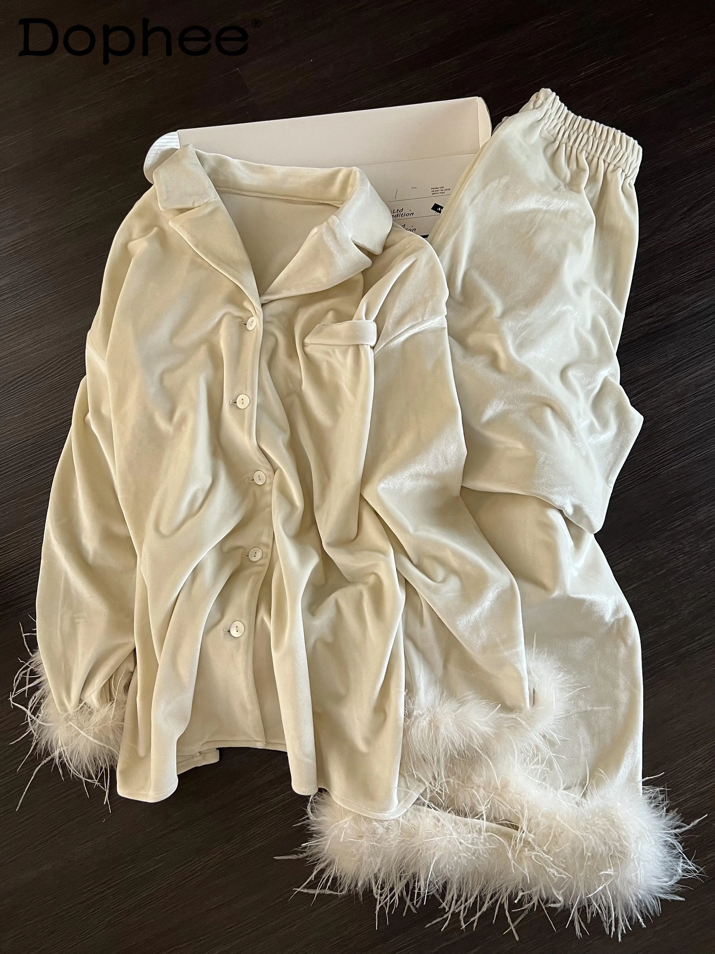 Осень-зима, новые плюшевые теплые пижамы во французском стиле, элитный элегантный женский бархатный комплект домашней одежды с отложным воротником и длинными рукавами 
Осень-зима, новые плюшевые теплые пижамы во французском стиле, элитный элегантный женский бархатный комплект домашней одежды с отложным воротником и длинными рукавами