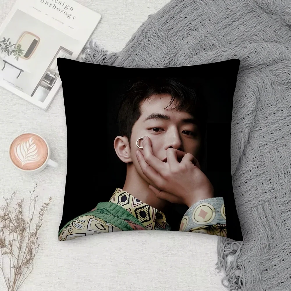 Наволочка для подушки с изображением корейских актеров и моделей Дж-Джу Хёк-нама, квадратная, с двусторонней печатью, из короткого плюша, для дивана, кровати, прикроватная подушка
Наволочка для подушки с изображением корейских актеров и моделей Дж-Джу Хёк-нама, квадратная, с двусторонней печатью, из короткого плюша, для дивана, кровати, прикроватная подушка