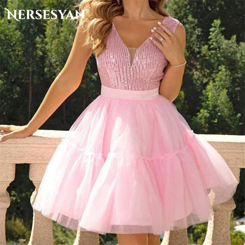Nersesyan Mini Sexy Pink Prom Dresses Glitter Sequins Sleeveless V-Neck Special Party Gowns Ruffed Pleats A Line Evening Dress
Nersesyan Mini Sexy Pink Prom Dresses Glitter Sequins Sleeveless V-Neck Special Party Gowns Ruffed Pleats A Line Evening Dress