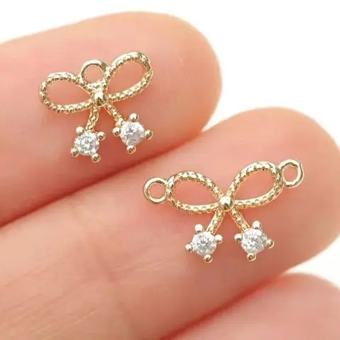 2 шт., медное покрытие из настоящего золота, слегка инкрустированный цирконом, выдолбленный двойной или одинарный кулон с бантом, аксессуары для самостоятельного изготовления
2 шт., медное покрытие из настоящего золота, слегка инкрустированный цирконом, выдолбленный двойной или одинарный кулон с бантом, аксессуары для самостоятельного изготовления