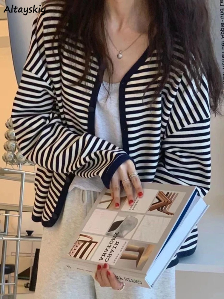 Полосатые куртки женские свободные ретро модные вязаные весенне-осенние с напуском в корейском стиле элегантный универсальный дизайн базовые девушки на каждый день
Полосатые куртки женские свободные ретро модные вязаные весенне-осенние с напуском в корейском стиле элегантный универсальный дизайн базовые девушки на каждый день