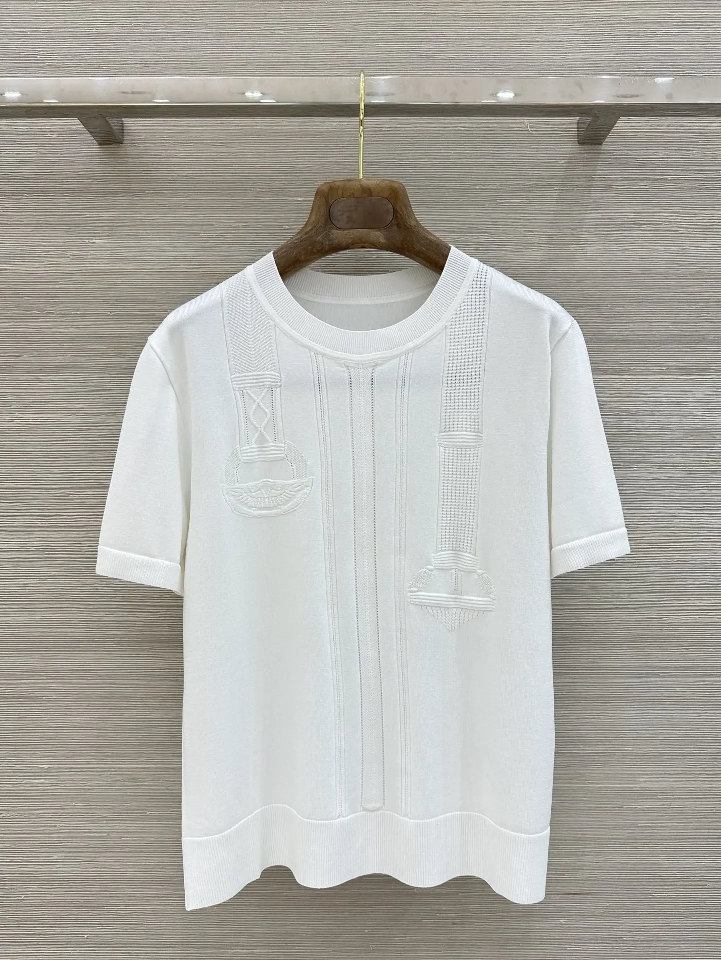 2026 Summer Women Designer Silk Cotton Blend Vertical Hollow Jacquard Saddle Embossed Pattern Crew Neck Short Sleeve Knit Top
2026 Summer Women Designer Silk Cotton Blend Vertical Hollow Jacquard Saddle Embossed Pattern Crew Neck Short Sleeve Knit Top