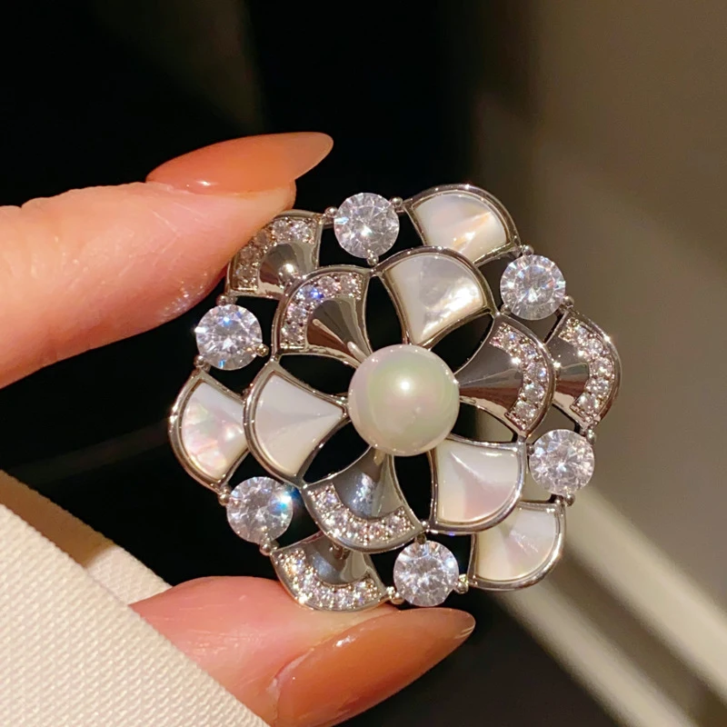 Luxury Flower Brooch with Pearl Center and Crystal Accents Shell Skirt Pin Elegant Floral jewelry
Luxury Flower Brooch with Pearl Center and Crystal Accents Shell Skirt Pin Elegant Floral jewelry