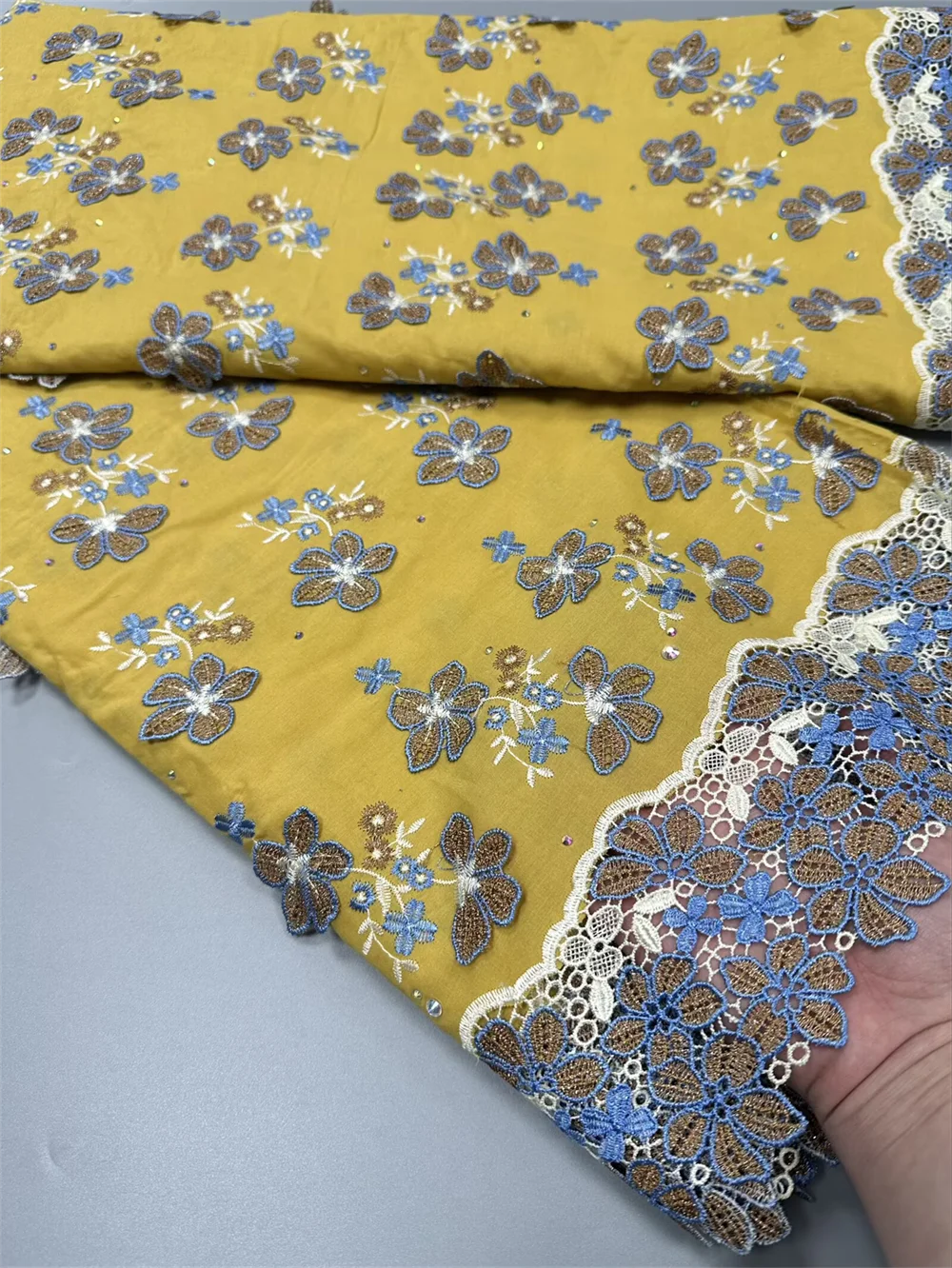 100% хлопок, нигерийская швейцарская вуаль, кружевная ткань с 3D цветочными камнями, кисточками, водорастворимая гипюровая качественная африканская свадебная одежда
100% хлопок, нигерийская швейцарская вуаль, кружевная ткань с 3D цветочными камнями, кисточками, водорастворимая гипюровая качественная африканская свадебная одежда