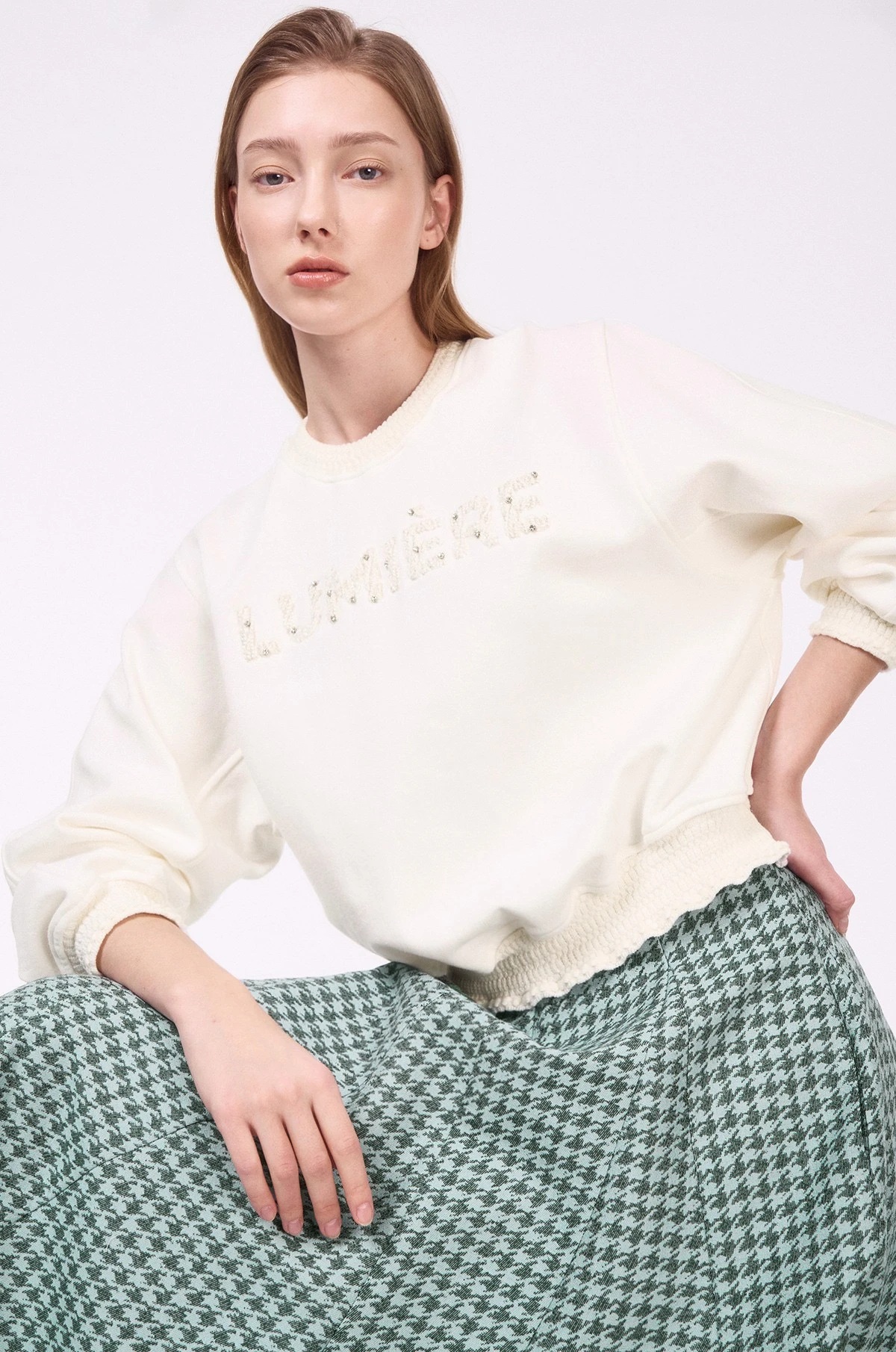 Korean Single L*NVIN25 Spring Faion round Ne Heavy Embroidery Hand Sewn Beads Sweatirt Versatile Comfortable Long Sve 
Korean Single L*NVIN25 Spring Faion round Ne Heavy Embroidery Hand Sewn Beads Sweatirt Versatile Comfortable Long Sve