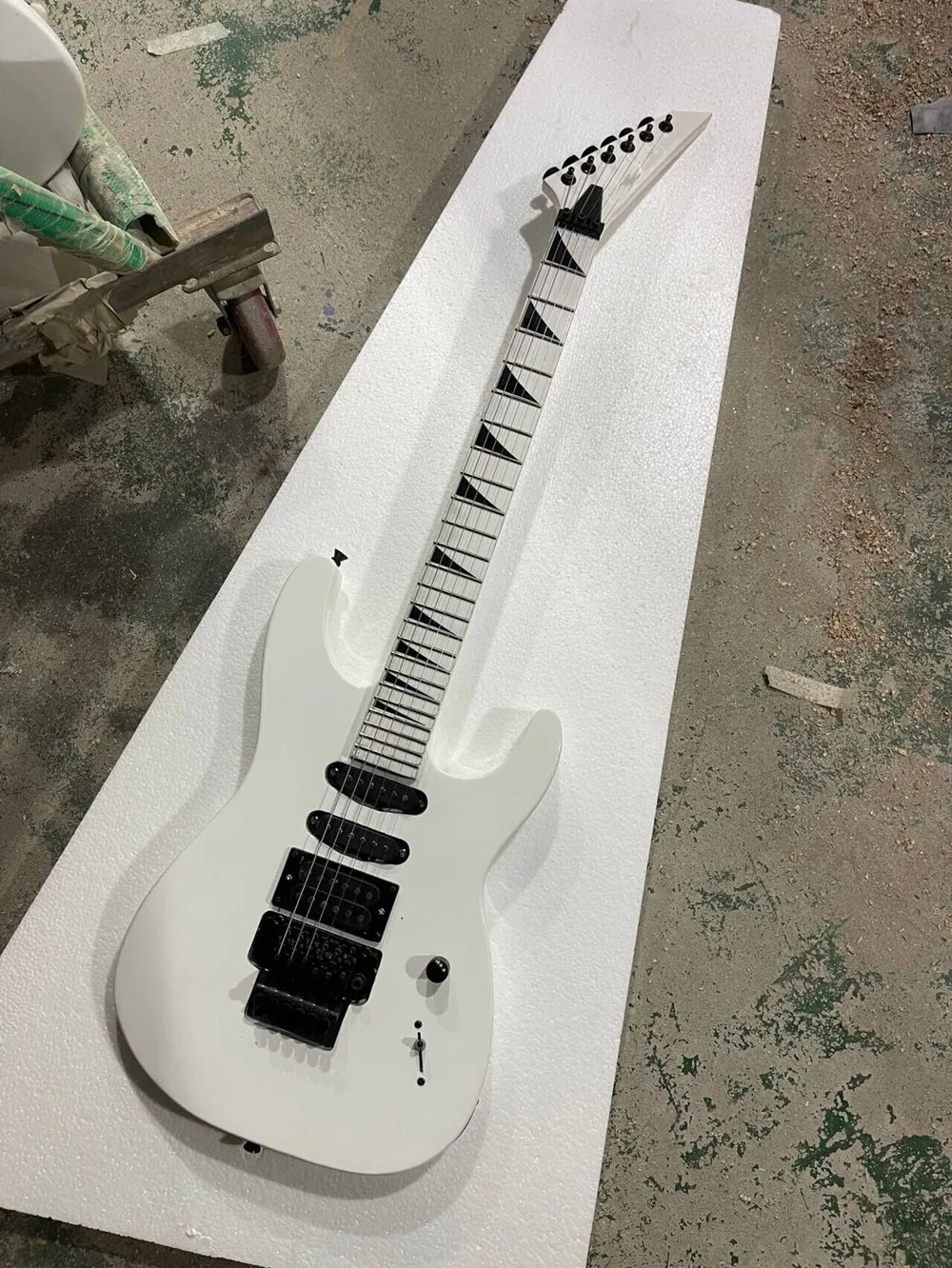 White Body 6 Strings Electric Guitar with Black Hardware,Provide customized service
White Body 6 Strings Electric Guitar with Black Hardware,Provide customized service