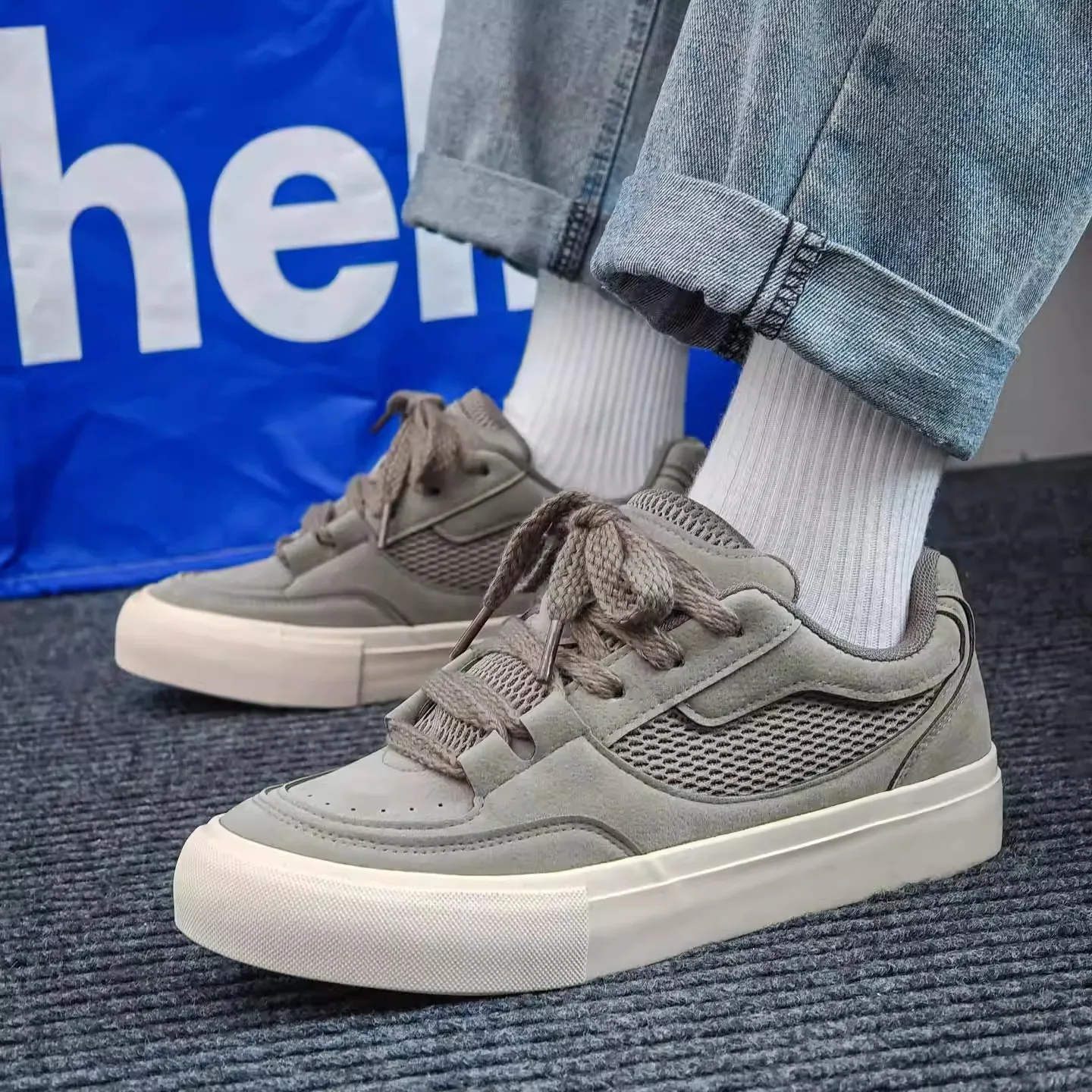 Men Soft Sole Low Top Casual Walking Shoes Solid Color Mesh Breathable Surface Simple Style Outdoor Versatile Sneakers
Men Soft Sole Low Top Casual Walking Shoes Solid Color Mesh Breathable Surface Simple Style Outdoor Versatile Sneakers