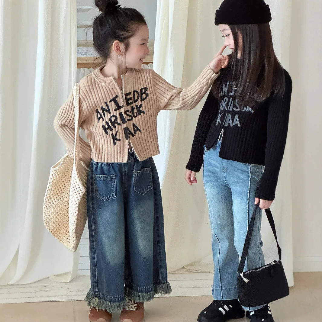 Autumn 2025 Girls' Letter Print Zip-Up Long Sleeve Knit Slim Sweater Coat For Kids
Autumn 2025 Girls' Letter Print Zip-Up Long Sleeve Knit Slim Sweater Coat For Kids