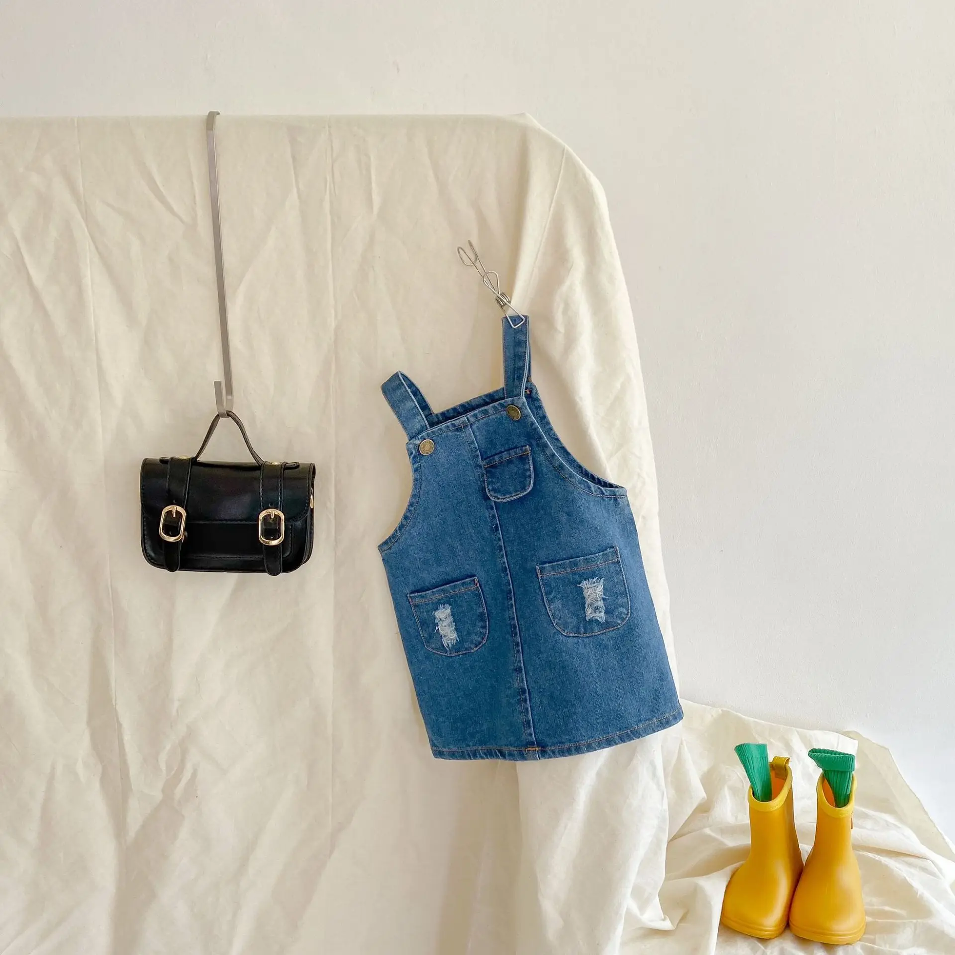 Children's Clothing for Spring Summer Autumn 2025 Can Be Worn in Three Seasons Korean Version Denim Overalls
Children's Clothing for Spring Summer Autumn 2025 Can Be Worn in Three Seasons Korean Version Denim Overalls