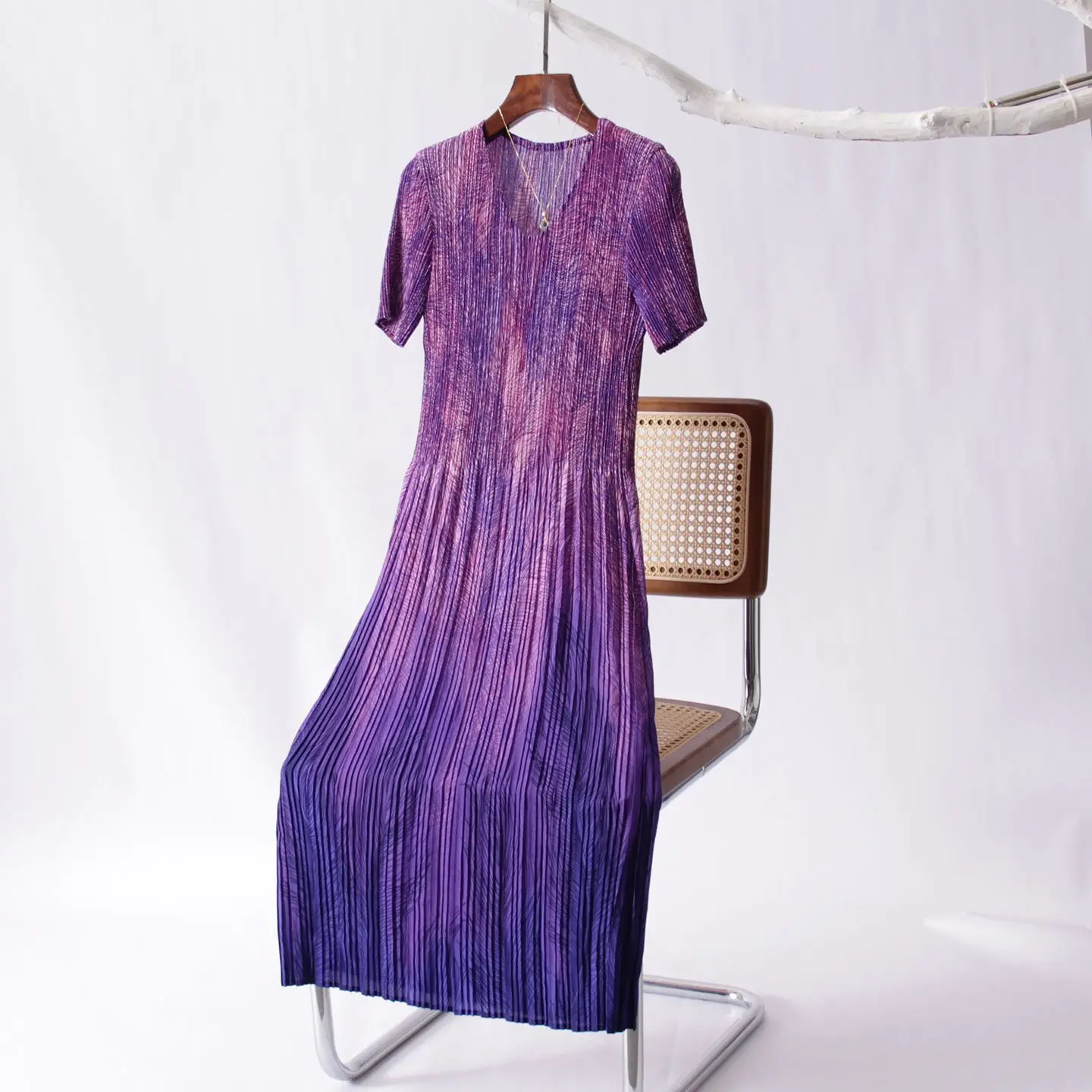 Temperament pleated new dress short-sleeved mother summer loose V-neck fashion elastic and thin pleated skirt
Temperament pleated new dress short-sleeved mother summer loose V-neck fashion elastic and thin pleated skirt
