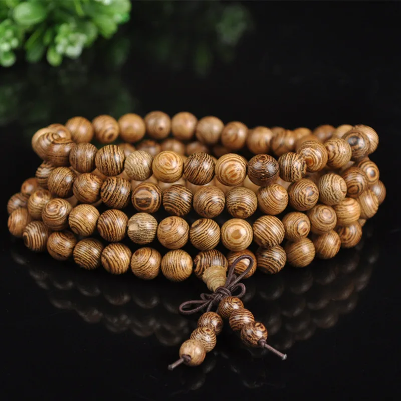 The event offers 108-bead Buddhist prayer beads bracelet of chicken-wing wood, a popular cross-border product, made of agar
The event offers 108-bead Buddhist prayer beads bracelet of chicken-wing wood, a popular cross-border product, made of agar
