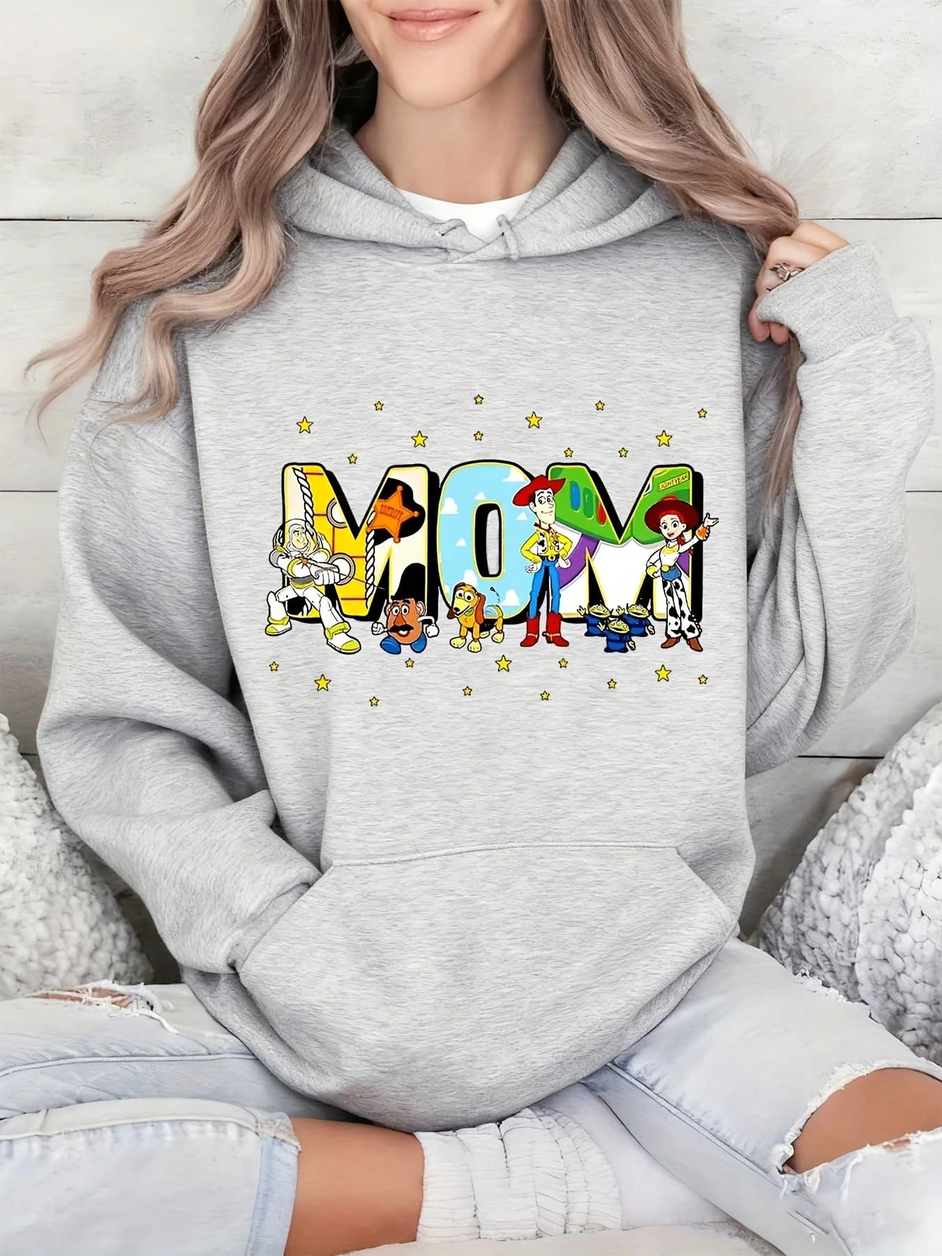 Женская толстовка из хлопкового флиса с принтом Disney Toy Story, светло-серая, с изображением Базза, Вудди, Джесси, собаки-картошки, желтых звезд, свободного кроя
Женская толстовка из хлопкового флиса с принтом Disney Toy Story, светло-серая, с изображением Базза, Вудди, Джесси, собаки-картошки, желтых звезд, свободного кроя