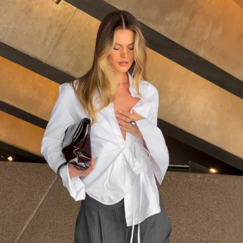2026 Women's White Tie Front Knot Blouse Elegant Deep V-neck Puff Sleeves Loose Cropped Shirt Spring Lady Commute Street Shirts
2026 Women's White Tie Front Knot Blouse Elegant Deep V-neck Puff Sleeves Loose Cropped Shirt Spring Lady Commute Street Shirts