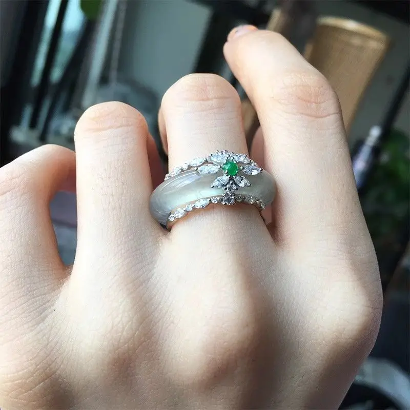 Свежие и классические кольца из натурального халцедона для женщин, серебро 925, инкрустированные бриллиантами, элитные роскошные ослепительные кольца, свадебные украшения
Свежие и классические кольца из натурального халцедона для женщин, серебро 925, инкрустированные бриллиантами, элитные роскошные ослепительные кольца, свадебные украшения