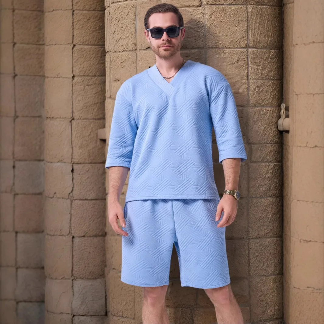 Новинка 2023 года, мужской летний костюм, повседневная и универсальная однотонная жаккардовая футболка с v-образным вырезом и короткими рукавами и двумя шортами
Новинка 2023 года, мужской летний костюм, повседневная и универсальная однотонная жаккардовая футболка с v-образным вырезом и короткими рукавами и двумя шортами