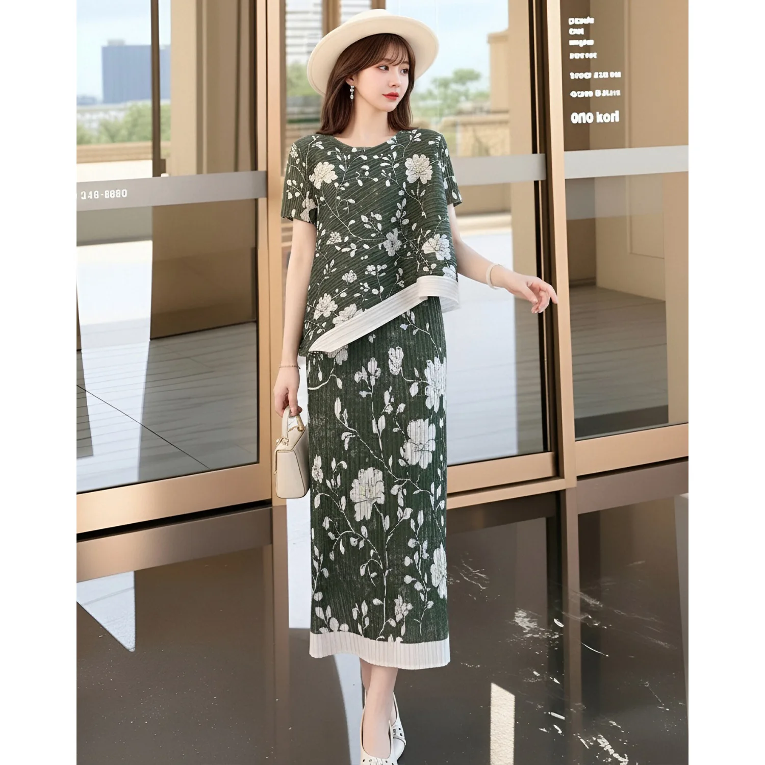 Miyake Pleated Women's Casual Suit 2006 New Summer Japanese Design Seaside Resort Style Short-sleeved Top + Skirt Two-piece Set
Miyake Pleated Women's Casual Suit 2006 New Summer Japanese Design Seaside Resort Style Short-sleeved Top + Skirt Two-piece Set