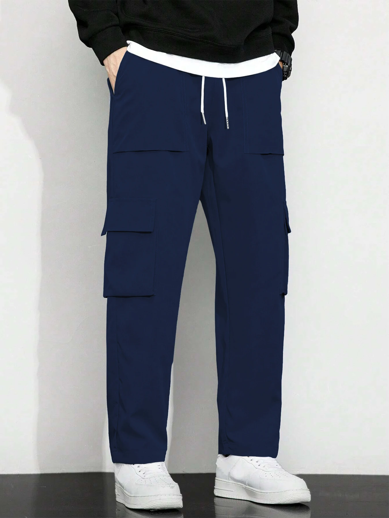 Мужские новые однотонные рабочие брюки с завязками на талии и множеством карманов, стильные и модные спортивные повседневные рабочие брюки.
Мужские новые однотонные рабочие брюки с завязками на талии и множеством карманов, стильные и модные спортивные повседневные рабочие брюки.