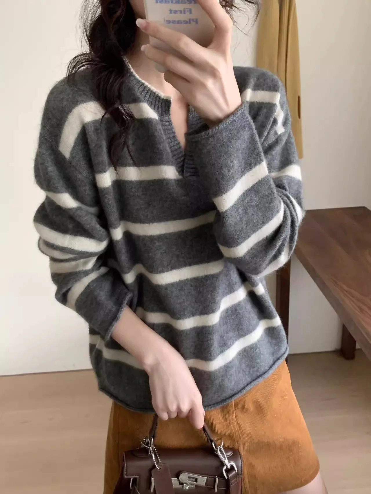 European station autumn and winter new 100% wool sweater striped V long sleeve fashion all-in-one loose knitwear women
European station autumn and winter new 100% wool sweater striped V long sleeve fashion all-in-one loose knitwear women