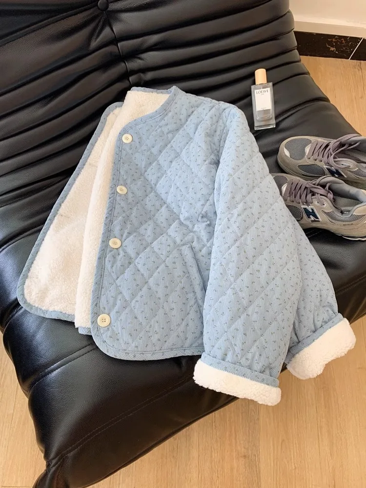 Синее хлопковое пальто с цветочным принтом и отделкой из овечьей шерсти, женское, осенне-зимнее, приталенное, универсальное, теплое, короткое, в корейском стиле
Синее хлопковое пальто с цветочным принтом и отделкой из овечьей шерсти, женское, осенне-зимнее, приталенное, универсальное, теплое, короткое, в корейском стиле