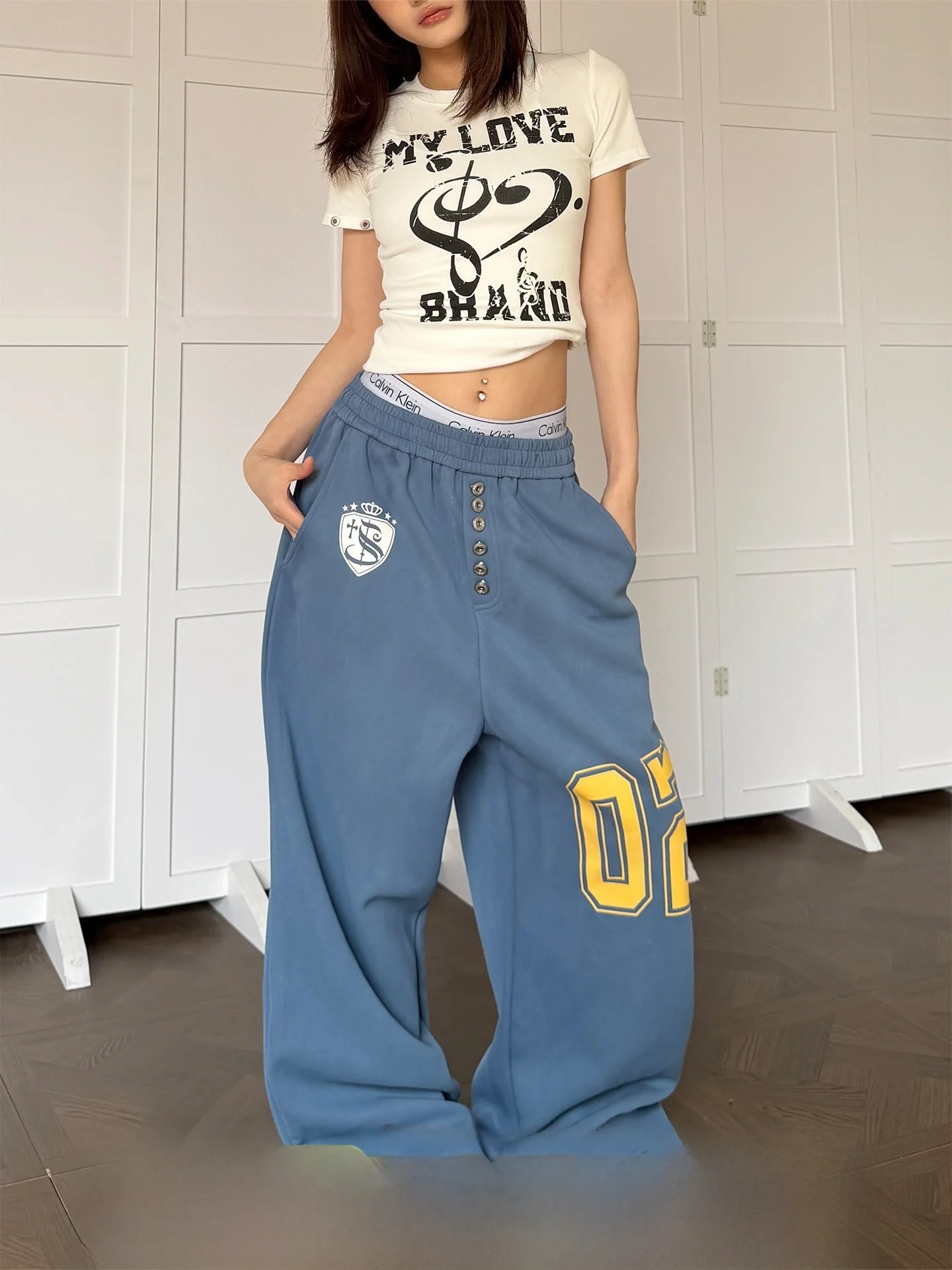 Don Cry American Design Straight Leg Sweatpants Women's Wide Leg Pants Casual Versatile Durable Cotton Polyester Blend
Don Cry American Design Straight Leg Sweatpants Women's Wide Leg Pants Casual Versatile Durable Cotton Polyester Blend