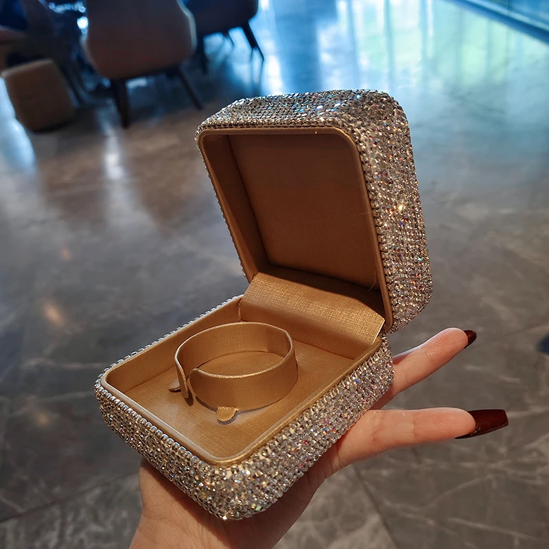 PU Leather Bracelet Case with Rhinestones Portable Jewelry Organizer Storage Packaging Box for Necklace Wedding Display & Gifts
PU Leather Bracelet Case with Rhinestones Portable Jewelry Organizer Storage Packaging Box for Necklace Wedding Display & Gifts