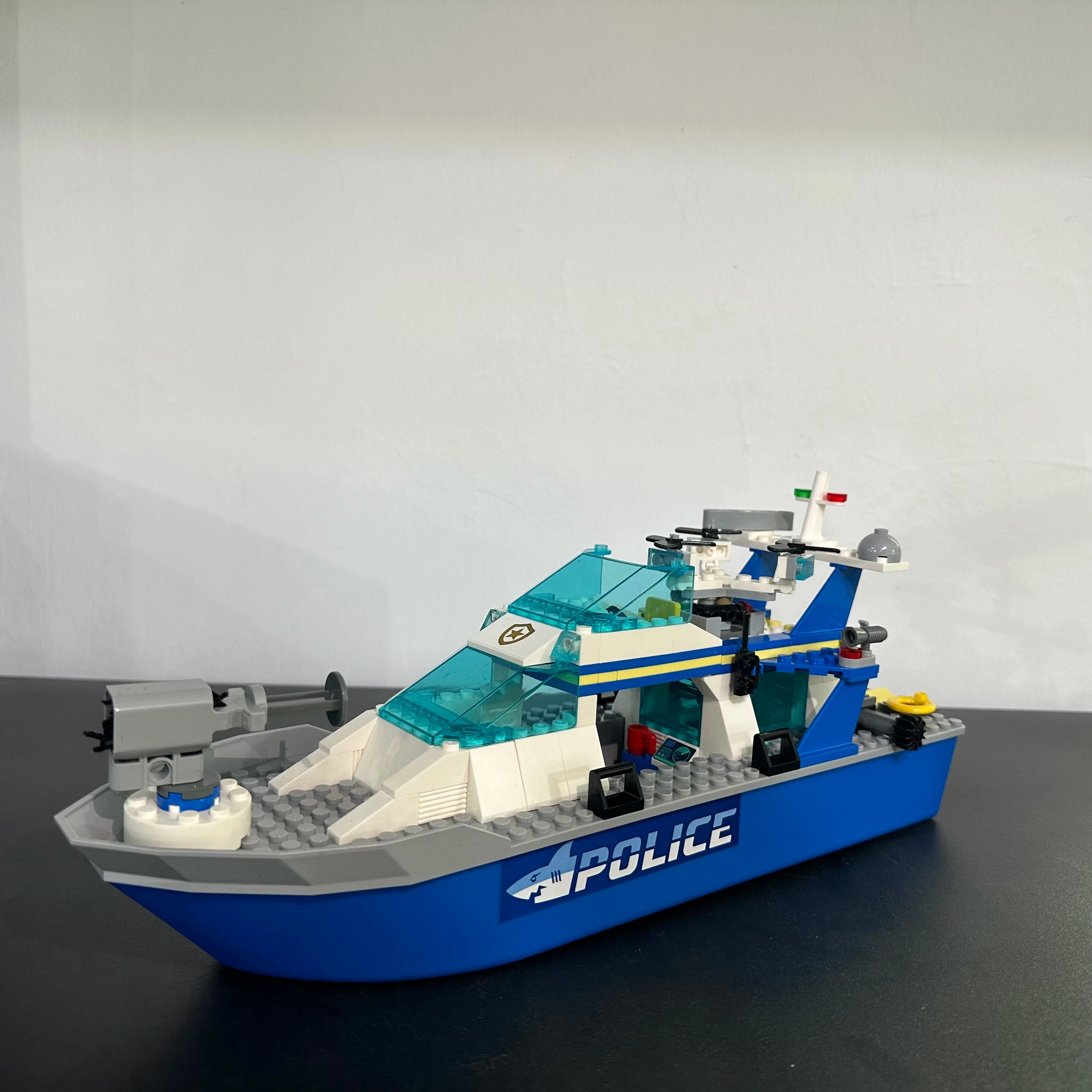 276PCS City Series Offshore Speedboat Police Patrol Boat Building Blocks Shark Submarine Model Building Blocks Children's Gifts
276PCS City Series Offshore Speedboat Police Patrol Boat Building Blocks Shark Submarine Model Building Blocks Children's Gifts