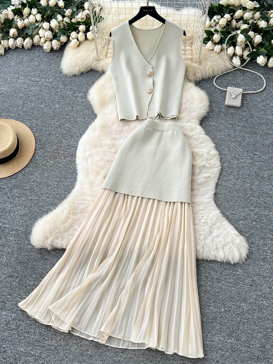 Высококачественный женский вязаный топ с v-образным вырезом Feeling Summer Faion и юбкой с высокой талией, комплект из двух предметов
Высококачественный женский вязаный топ с v-образным вырезом Feeling Summer Faion и юбкой с высокой талией, комплект из двух предметов